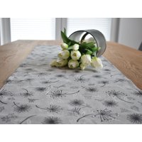Tischläufer Pusteblume, Schlicht Grau, Mitteldecke Für Tisch, Frühling, Grau-Weißer Läufer, Grau von HandmadeByDoene