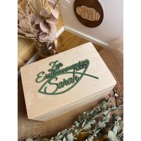 Erinnerungsbox "Karla Memory" - Personalisierte Holzkiste Als Geschenk Zu Kommunion, Konfirmation Mit Farbiger Applikation von HandmadeBySAMALU