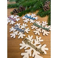Schneeflocken Als Weihnachtskugeln Personalisiert Mit Namen. Weihnachtsschmuck, Tannenbaumschmuck, Christbaumschmuck Made in Germany Schneeflocken Als Weihnachtskugeln Personalisiert Mit Namen. Weihnachtsschmuck, Tannenbaumschmuck, Christbaumschmuck Made in Germany von HandmadeBySAMALU