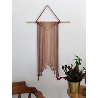 Großer Handgemachter Minimalist Wandbehang, Beige Und Braun Boho Ombre Wandteppich, Makramee Kunst Auf Holzstab + Baumwollschnüre, Schickes Design Großer Handgemachter Minimalist Wandbehang, Beige Und Braun Boho Ombre Wandteppich, Makramee Kunst Auf Holzstab + Baumwollschnüre, Schickes Design von HandmadeByUruba