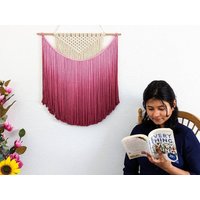 Handgemachter Makramee Wandbehang in Magenta Pink, Boho-Wohnkultur, Handgewebter Und Tauchgefärbter Wandteppich, Schickes Ombre-Kunststück Aus Handgemachter Makramee Wandbehang in Magenta Pink, Boho-Wohnkultur, Handgewebter Und Tauchgefärbter Wandteppich, Schickes Ombre-Kunststück Aus von HandmadeByUruba