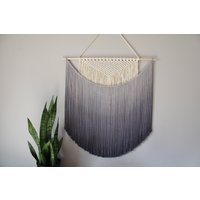 Handgefertigter Makramee-Wandbehang in Der Farbe Ombre Grau, Boho Wohndekor, Handgewebter Und Dip-Gefärbter Wandteppich, Schickes Ombre-Kunstwerk Handgefertigter Makramee-Wandbehang in Der Farbe Ombre Grau, Boho Wohndekor, Handgewebter Und Dip-Gefärbter Wandteppich, Schickes Ombre-Kunstwerk von HandmadeByUruba