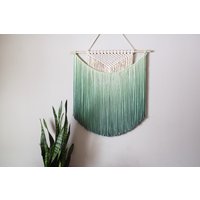 Handgemachter Makramee-Wandbehang in Ombre Grün, Boho Wohndekor, Handgewebter Und Dip-Gefärbter Wandteppich, Chic Art Piece Aus Natürlicher Baumwolle von HandmadeByUruba