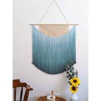 Handgefertigter Makramee-Wandbehang in Der Farbe Ombre Teal, Boho Wohndekor, Handgewebter Und Dip-Gefärbter Wandteppich, Chic Art Piece Aus von HandmadeByUruba