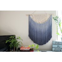 Handgemachter Makramee Wandbehang in Ombre Royal Blau, Boho Wohndekor, Handgewebter Und Dip-Gefärbter Wandteppich, Chic Art Piece Aus Baumwolle Handgemachter Makramee Wandbehang in Ombre Royal Blau, Boho Wohndekor, Handgewebter Und Dip-Gefärbter Wandteppich, Chic Art Piece Aus Baumwolle von HandmadeByUruba