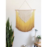 Handgemachter Makramee-Wandbehang in Sonnengelb, Boho-Wohnkultur, Handgewebter Und Tauchgefärbter Wandteppich, Schickes Ombre-Kunststück Aus Handgemachter Makramee-Wandbehang in Sonnengelb, Boho-Wohnkultur, Handgewebter Und Tauchgefärbter Wandteppich, Schickes Ombre-Kunststück Aus von HandmadeByUruba