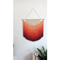 Ombre Sunset Dip Gefärbter Makramee Wandteppich/Wandbehang, Lebendige Farben, Boho Wanddekor, Wandbild & Design von HandmadeByUruba