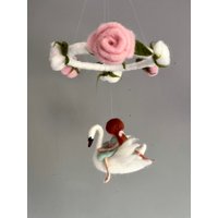 Handgefertigte Kinderzimmer Mobile Mädchen Reitender Weißer Schwan Zimmer Hängende Dekoration Waldorf Inspirierte Gefilzte Baby Kinderbett Handgefertigte Kinderzimmer Mobile Mädchen Reitender Weißer Schwan Zimmer Hängende Dekoration Waldorf Inspirierte Gefilzte Baby Kinderbett von HandmadeByYordanka