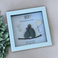 Perlen-Hochzeitstag, 30. Hochzeitstag Geschenk, Kieselstein Kunstwerk, Personalisierter Kieselsteinrahmen von HandmadeCraftsUKShop