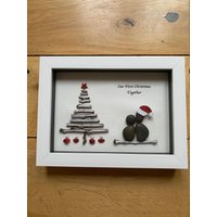 Personalisiertes Erstes Weihnachten Zusammen Kieselbild, Weihnachtswanddekoration, Weihnachtsdekoration Für Mann, Kieselsteinbild von HandmadeCraftsUKShop