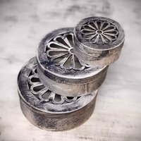 Vintage Holzkästchen Rund Mit Ornament 3Er Set von HandmadeForUVonAnna