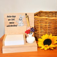 Notizzettelhalter " Hattu Kopp Wie Sieb Aus Holz Mit Fach Für Kugelschreiber Inkl. Schreibblock Und Keramikvase, Dekorativ & Nützlich von HandmadeInNB