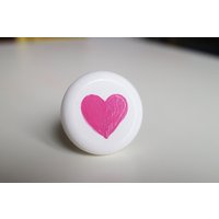 Handgemalter Herzschrankknauf Rosa Kindermöbelknopf Handgemalter Herzschrankknauf Rosa Kindermöbelknopf von HandmadeKnobs