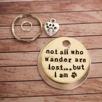 Not All Who Wander Are Lost - Haustiermarke Für Katze Hund 3 Größen #poshtags Halsband Geschenkidee Not All Who Wander Are Lost - Haustiermarke Für Katze Hund 3 Größen #poshtags Halsband Geschenkidee von HandmadePoshTags