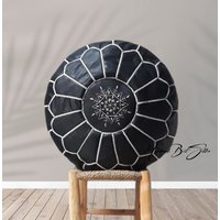 Schwarzer Leder Pouf Handgefertigter Ottomane Fußhocker von Handmadebestseller