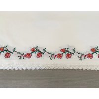 Vintage Handbesticktes Tischtuch Mit Spitzenkanten/Frühling Blumen Tischleinen Stickerei Spitze Tischdeko von HandmadebyArinna