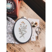 Bestickter Blumenrahmen, Einweihungsgeschenk, Sommerdekor, Modernes Bauernhaus, Geschenk Für Ihren Geburtstag Einzigartig, Landhausdekor von HandmadebyLeyliStore