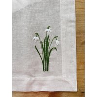 Handgemachtes Tischset Aus Besticktem Leinen Mit Schneeglöckchen Blumen Im Landhausstil von HandmadebyLeyliStore
