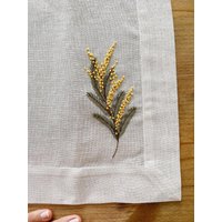 Handgesticktes Gelbes Mimosa-Leinen-Tischset, Feiertagstischwäsche, Housewarminggeschenk, Sommertischdekor, Einrichtungsgegenstände Handgesticktes Gelbes Mimosa-Leinen-Tischset, Feiertagstischwäsche, Housewarminggeschenk, Sommertischdekor, Einrichtungsgegenstände von HandmadebyLeyliStore