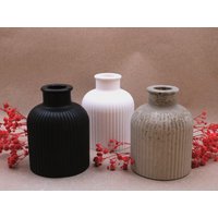 Vase Aus Raysin | Geriffelt Flaschenförmig Weiß Schwarz Beton von HandmadebyPunda