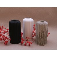 Vase Aus Raysin | Geriffelt Rund Weiß Schwarz Beton von HandmadebyPunda