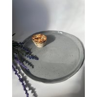 Pizzateller, Handgefertigt, Grau Mit Dunklen Punkten, Nicht Spülmaschinenfest von Handmadebyanja66