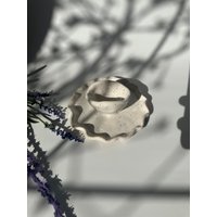 Teller Mit Integrierter Dipschale, Handgefertigt, Cremeweiß Dunklen Sprenkel, Nicht Spülmaschinenfest von Handmadebyanja66