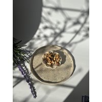 Teller Mit Integrierter Dipschale, Handgefertigt, Cremeweiß Dunklen Sprenkeln, Nicht Spülmaschinenfest von Handmadebyanja66