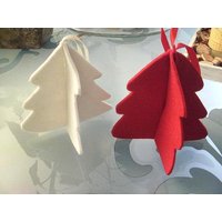 Tannenbäumchen Aus Filz in Rot & Weiß Tannenbäumchen Aus Filz in Rot & Weiß von HandmadebycbShop