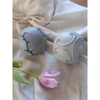 Zwei Dekorative Kugeln in Betonoptik Geweißelt von HandmadebycbShop