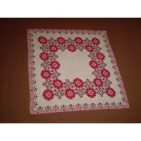 Wunderschöne Vintage Handbestickte Leinen Tischdecke Rot von HandmadeembroidereBG