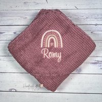 Bio Kapuzenhandtuch Mit Regenbogen Und Namen Bestickt I Babygeschenk Geschenkidee Baby 80x80 100x100 cm von HandmadelovebyTanja
