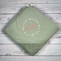 Kapuzenhandtuch Mit Blumenkranz Und Namen Bestickt I Handtuch Kind Personalisiert Geschenkidee Geburt Babygeschenk Mädchen Babyparty von HandmadelovebyTanja
