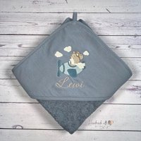 Kapuzenhandtuch Mit Teddy Im Flugzeug Und Namen Bestickt | Baby Handtuch Personalisiert Taufgeschenk Kind I Viele Farben Kapuzenhandtuch Mit Teddy Im Flugzeug Und Namen Bestickt | Baby Handtuch Personalisiert Taufgeschenk Kind I Viele Farben von HandmadelovebyTanja