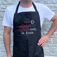 Latzschürze Mit Namen Bestickt | Schürze Personalisiert Geschenkidee Mann Frau Kochschürze Individuell Latzschürze Mit Namen Bestickt | Schürze Personalisiert Geschenkidee Mann Frau Kochschürze Individuell von HandmadelovebyTanja