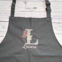 Schürze Mit Initial Und Namen Bestickt I Personalisierte Latzschürze Geschenkidee Muttertag Backschürze Kochschürze von HandmadelovebyTanja