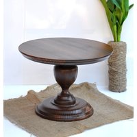 Rustikaler Holz Kuchenständer Für Hochzeit, Baby Party, Geburtstag. Personalisiert. Glänzend. Kuchenteller Durchmesser 21 cm von HandsAndWoods