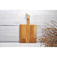 Schneidebrett Aus Rustikalem Holz Mit Sackleinen Als Serviertablett Für Die Ganze Familie Schneidebrett Aus Rustikalem Holz Mit Sackleinen Als Serviertablett Für Die Ganze Familie von HandsAndWoods