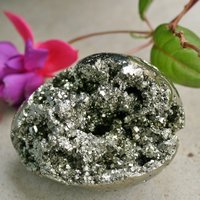Pyrit Geode Aus Peru, 6cm X 5cm 4cm, Gewicht 215.2 Gramm Pyrit Geode Aus Peru, 6cm X 5cm 4cm, Gewicht 215.2 Gramm von HandsofSpirit