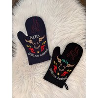 Bestickter Grillhandschuh | Ofenhandschuh Geschenk Personalisiert Vatertag Muttertag Bestickter Grillhandschuh | Ofenhandschuh Geschenk Personalisiert Vatertag Muttertag von HandundFadenShop