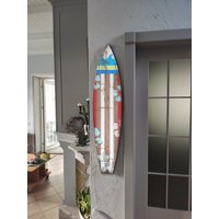 Dekoratives Surfbrett Zeichen Surfen Inspirierter Vintage Wandbehang in Blau, Braun, Weiß, Rot Als Einzigartige Strand Wandkunst Für Schlafzimmer von Handycor