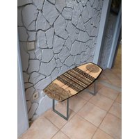 Handgefertigte Holzbank Mit Massiven Metallbeinen in Form Eines Surfbretts Indoor Surf Dekor Bank Verschiedenen Mustern Im Maori Stil von Handycor