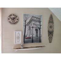 Surfboard Floating Shelf Weißes Holz Mit Schwarzem Grafikdruck | 38 Inch von Handycor