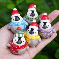 Handbemalter Schmuck Pinguin Weihnachtsbaum Dekoration Handbemalter Schmuck Pinguin Weihnachtsbaum Dekoration von HannahLoveCeramics