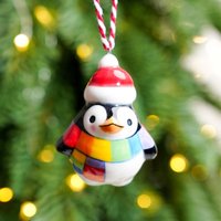 Handgemachte Keramik Pinguin Ornament Regenbogen Schal Weihnachtsdekor von HannahLoveCeramics