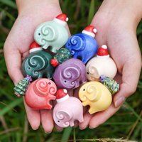 Weihnachten Keramik Elefant Sammler Nikolausmütze Figur von HannahLoveCeramics