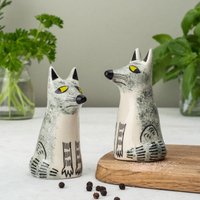 Handgefertigte Keramik Wolf Salz Und Pfeffer Streuer Von Hannah Turner, Geschenk, Beady-Eyed Wölfe Bewachen Ihr Abendbrot von HannahTurnerShop