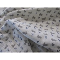 Kleines Häschen Baby Swaddle Decke - Double Gauze Kaninchen Geschenk Graue Weiche Gaze von HannahsHomestead2