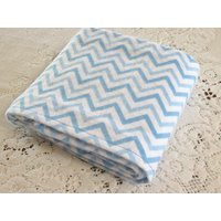 Rts Extra-Large Empfangsdecke - Blau Hellblau & Weiß Chevrons Babydecke Baby Geschenk Hannahs Homestead2 von HannahsHomestead2