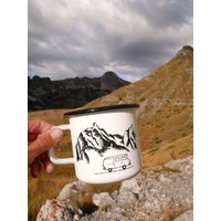 B-Ware Emaillebecher Berge Und Camper von HannibelleArts